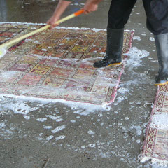 lavaggio tappeto persiano a mano con acqua e sapone, pulitura tappeto e kilim a Pozzuolo del Friuli, lavare tappeto