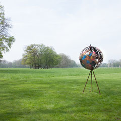 Sculpture en acier dans un parc