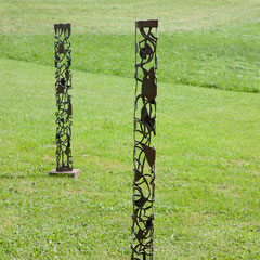 Deux sculptures en acier dans un parc