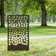 Sculpture en acier dans un parc
