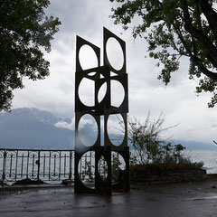 Sculpture en acier monumentale devant un lac
