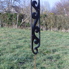 Sculpture en acier dans un jardin