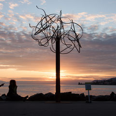 Sculpture en acier monumentale avec un couché de soleil