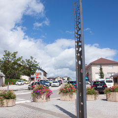 Sculpture en acier sur la place d'un village