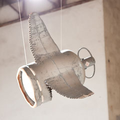 Sculpture en acier suspendue à un plafond