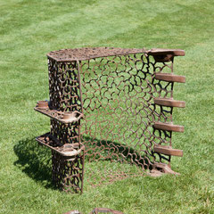 Sculpture en acier dans un parc