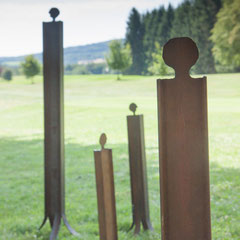 Sculptures en acier dans un jardin
