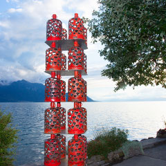 Sculptures en acier au bord d'un lac