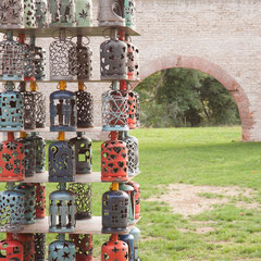 Sculpture en acier composée de bouteilles de gaz