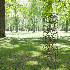 Sculpture en acier dans un parc