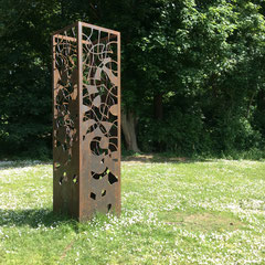 Sculpture en acier monumentale dans un jardin