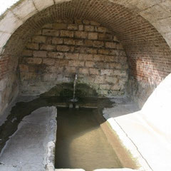 Fontaine au pied de l'église
