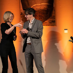 Patrica Döhle übergibt Jens Tönnesmann, Die Zeit für Unternehmer,  den 3. Preis des Journalismuswettbewerbs