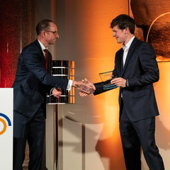 Jens Schmidt übergibt Benedict Kebekus den 1. Preis des Wissenschaftswettbewerbs