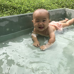 夏はプールに入って水遊び！