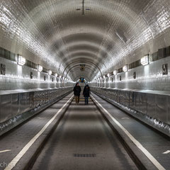 Hamburg -Der Tunnel wurde am 7. September 1911 für den Fußgängerverkehr und am 30. November 1911 für Pferdefuhrwerke und Kraftfahrzeuge eröffnet.