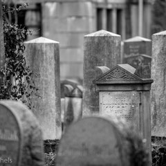 Der Friedhof wurde 1942 geschlossen und erlitt noch heute sichtbare Schäden beim Kampf um die Festung Breslau.