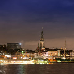 Hamburg - Blick auf die Landungsbrücken