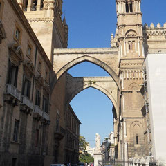 Palerme - La façade principale reliée par des arcades au palais archiépiscopal.