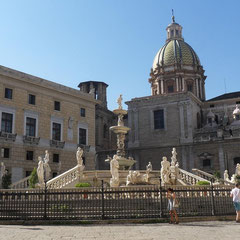 Palerme - Piazza Prétoria et sa fontaine de marbre.(la fontaine de la honte)