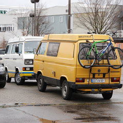 Gleich und gleich gesellt sich gern! Typisches Bulli-Fahrer-Syndrom: Immer da parken, wo schon ein Bulli steht!