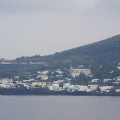 Die Insel Stromboli tut sich vor uns auf