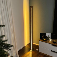 Stehleuchte Eichenholz mit Schwarzstahlsockel LED Warmweiss