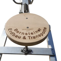Sitzbagger personalisiert mit Holzsitz und Lasergravur