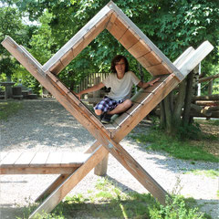 Stadtakrobaten in Frasdorf: Idee, Entwurf und Planung :Spielinstallation aus Vollholz zum Turnen,  Klettern  und Verstecken