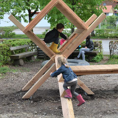Stadtakrobaten in Frasdorf: Idee, Entwurf und Planung :Spielinstallation aus Vollholz zum Turnen,  Klettern  und Verstecken