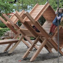Stadtakrobaten in Frasdorf: Idee, Entwurf und Planung :Spielinstallation aus Vollholz zum Turnen,  Klettern  und Verstecken
