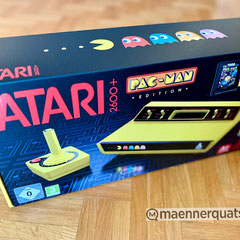 Das Bild zu Männerquatsch Podcast Folge 201 zeigt das Atari 2600+ in der Pac-Man Edition.