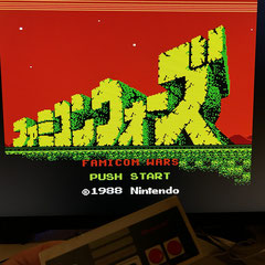 Das Bild zur Folge 117 des Männerquatsch Podcast, zeigt das Titelbild des NES Spiels Famicom Wars. 