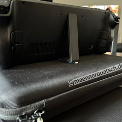 Das Bild zur [Sonderfolge] Steam Deck, zeigt einen 3D gedruckten Ständer und die Tasche des Handheld von Sammlerschutzhuellen.de