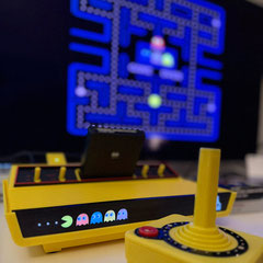 Das Bild zu Männerquatsch Podcast Folge 201 zeigt das Atari 2600+ in der Pac-Man Edition.