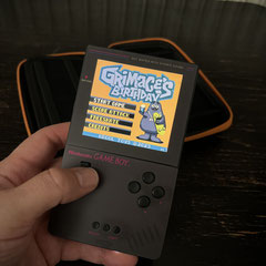 Das Bild zu Folge 149 des Männerquatsch Podcast, zeigt das Mc Donalds Game Boy Color Spiel Grimace’s Birthday auf dem Analogue Pocket.