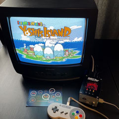 Das Bild zur Folge 116 des Männerquatsch Podcast, zeigt Super Mario World 2 - Yoshi's Island für das SNES auf dem MISTer FPGA mit CRT Scart Kabel.