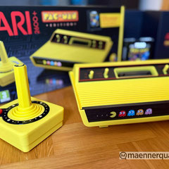 Das Bild zu Männerquatsch Podcast Folge 201 zeigt das Atari 2600+ in der Pac-Man Edition.
