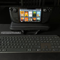 Das Bild zur [Sonderfolge] Steam Deck, zeigt den Handheld von Valve im Betrieb mit angeschlossener Logitech Tastatur