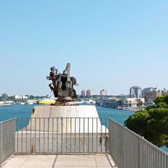 Brindisi - Monument aux marins - batterie de canon en bronze.