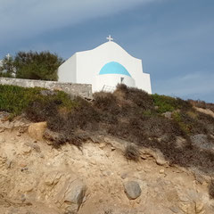 La chapelle St Georges au bout de la plage.