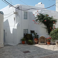 Naxos - Placette à l'entrée de l'église catholique.