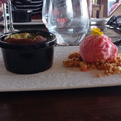 Dessert: soufflé à la pistache avec boule de glace.