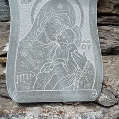 Naxos - Une plaque de granit, dédiée à la Vierge Marie devant la Panagia Drossiani.