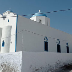 Adamas - L'église orthodoxe Haralambos qui domine la ville.