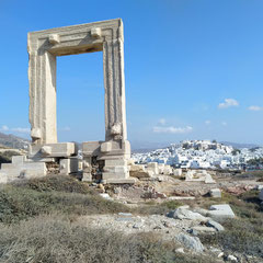 Naxos - La porte monumentale, dernier reste du Temple d' Apollon.