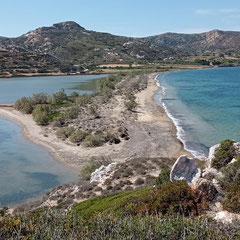 La plage Rivari vue depuis la chapelle St Nikolaos.