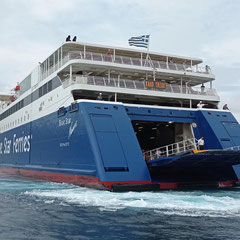 Katapola - Arrivée du Naxos de Blue Star Ferry.