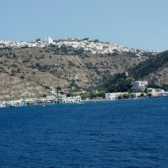 L'île de Milos est en vue, nous passons devant le petit port de Klima et au dessus la ville de Tripiti.