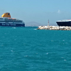 Départ de Naxos: le ferry se fait doubler par le catamaran. 